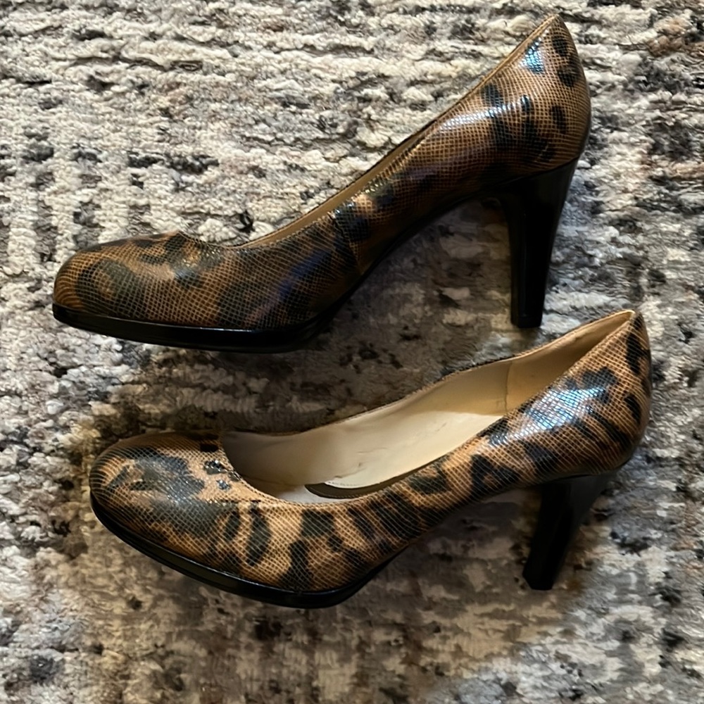 Naturalizer N5 Comfort. Leopard print pumps. Never used. Excellent condition.
